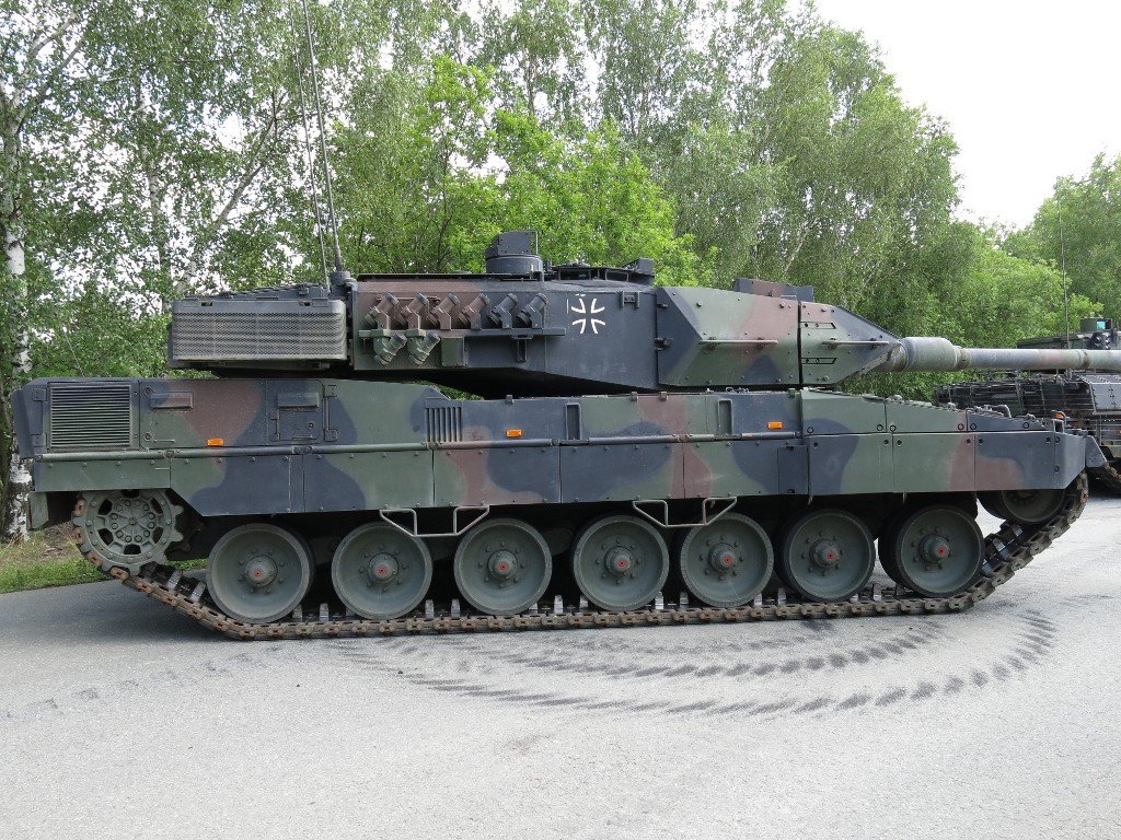 Leopard 2A7 right-side view at the German Army Training Centre, Munster, 15 July 2015. useful side profile for armor and layout identification.