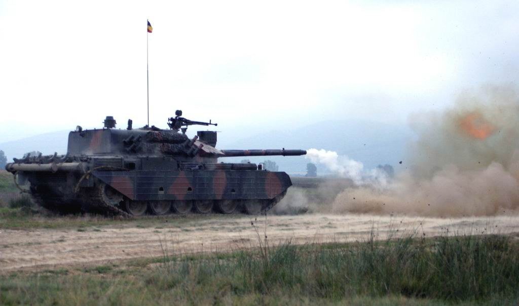 TR-85M1 “Bizonul” firing during DEMEX 2005 military exercise, 14 September 2005. Source/author: MAPN via Wikimedia Commons. exercise/training image, not combat photo. [IMG3].