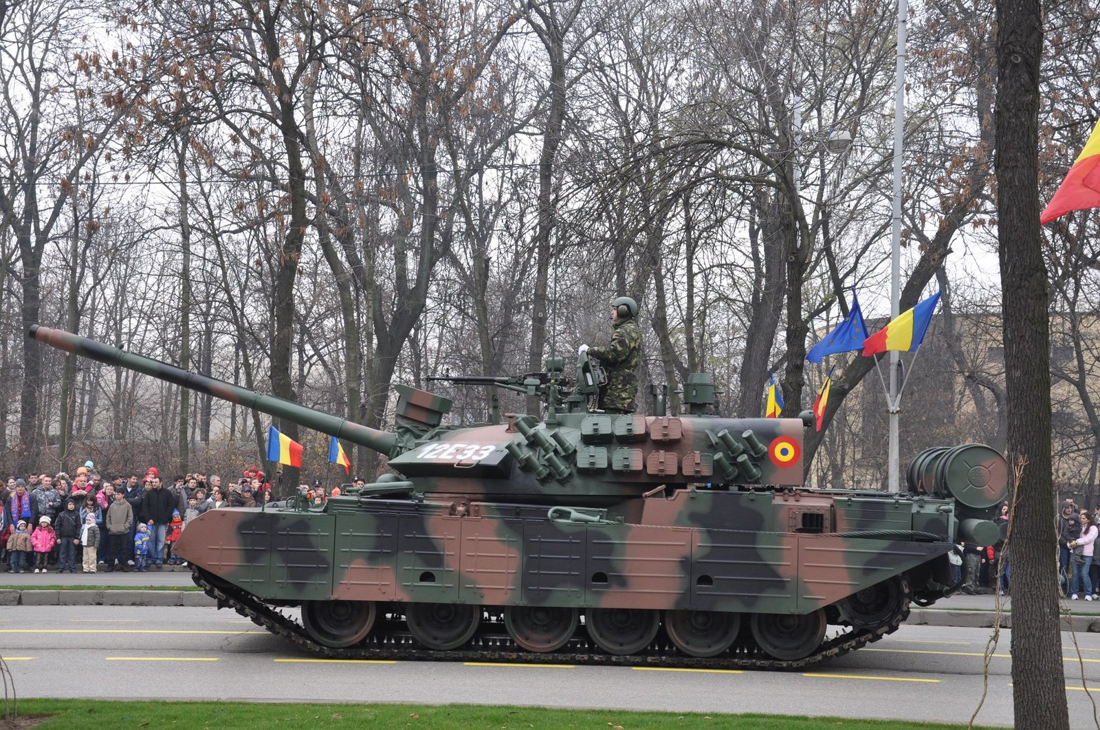 Romanian Tank TR-85M1 at National Day Parade / Expomil-era source description, photographed 21 October 2007. good side-profile image; public-display context. [IMG5].