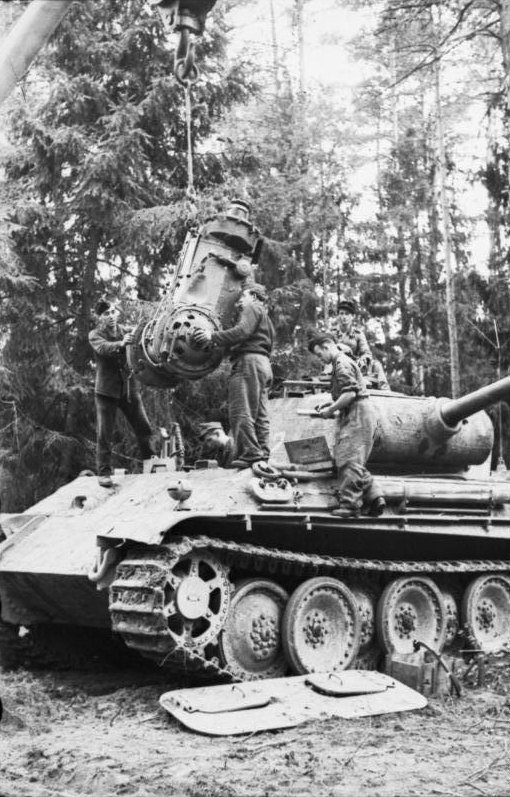Repair of a Panther in Russia, May 1944; the archive description identifies work on/removal of the transmission, a useful image for maintainability discussion. Maintenance image; vehicle subtype not confirmed.