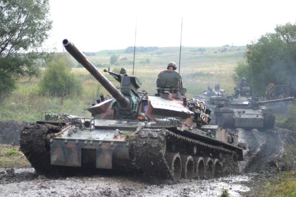 Column of TR-85M1 “Bizonul” tanks during DEMEX 2005 military exercise, 15 September 2005. Source/author: MAPN via Wikimedia Commons. illustrates mobility/training context and frontal profile. [IMG4].