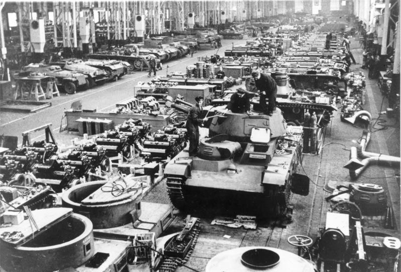 Workshop scene in Germany, 1940; archive description identifies a foreground Neubaufahrzeug among other armored vehicles.