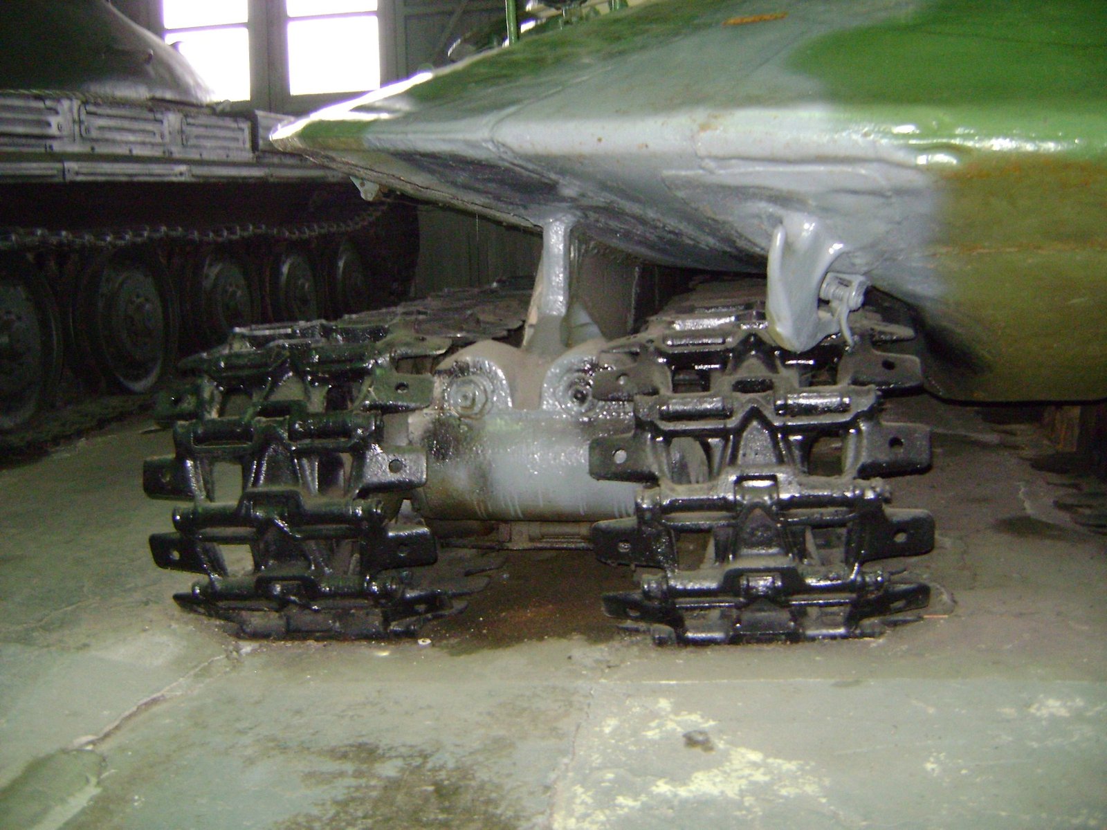 Detail of Object 279 running gear under the hull, showing the paired-track arrangement and track links. Object 279 prototype. 1 September 2013. Kubinka Tank Museum, Russia. detail image is valuable for explaining the four-track design but does not document operational testing. [S5].