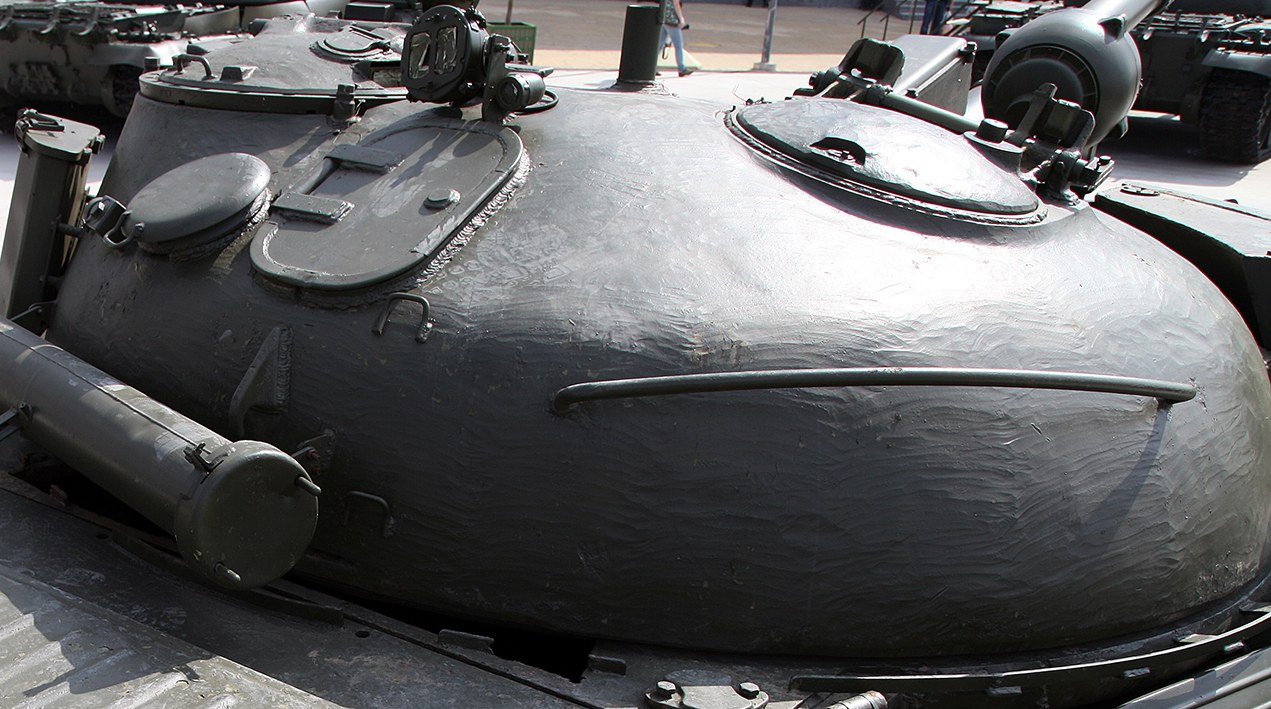 T-62M turret and frontal armor detail at Patriot Park, Russia, photographed 28 May 2016. Vehicle identification: T-62M; image highlights turret applique/brow armor and external fittings. close-up Shows recognition; display configuration may not match operational loads [IMG6].