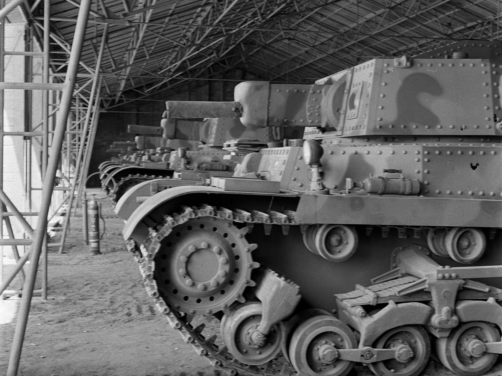 Turán tank at the Royal Hungarian Army motor-vehicle/vehicle depot, Budapest XVI, Mátyásföld, Újszász utca 41–43, 1943. Vehicle/variant identification: Fortepan tags the image as 40M/41M Turán; exact production mark is uncertain from the photograph alone.